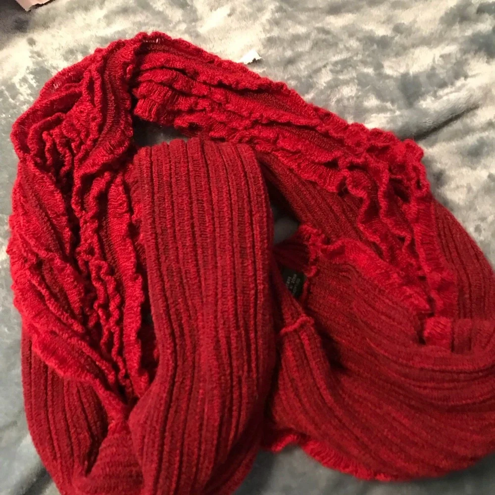 Red 🧣 Scarf - Picture 1 of 1